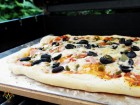 Šunková pizza s olivami na grilu Weber