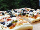 Šunková pizza s olivami na grilu Weber