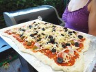 Šunková pizza s olivami na grilu Weber