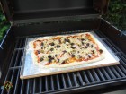 Šunková pizza s olivami na grilu Weber