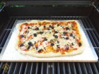 Šunková pizza s olivami na grilu Weber