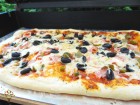 Šunková pizza s olivami na grilu Weber