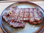 Rib Eye steak s omáčkou Moruga Mučíto na grilu Weber