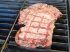 Rib Eye steak s omáčkou Moruga Mučíto na grilu Weber