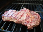 Rib Eye steak s omáčkou Moruga Mučíto na grilu Weber