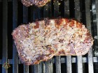 Grilovaný rumpsteak na grilu Weber