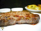 Grilovaný rumpsteak na grilu Weber